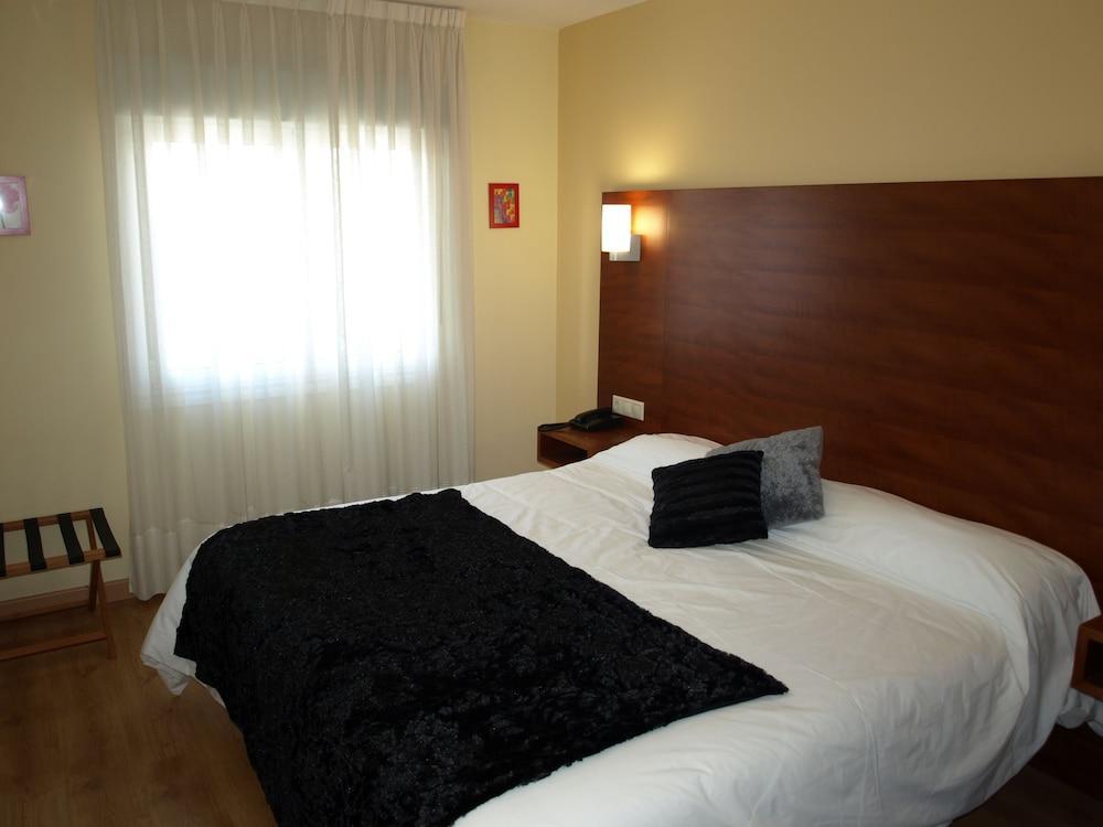 Pension Viella Asturias Oviedo Bagian luar foto